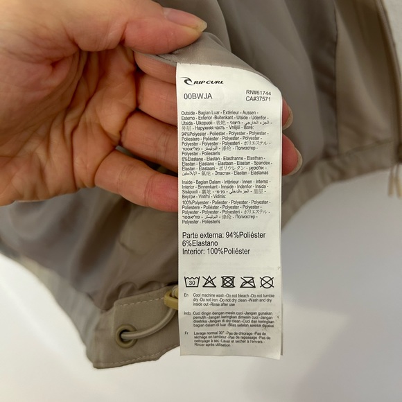 Beige monochrome Ripcurl rain jacket worn once size small like new - Picture 2 of 2